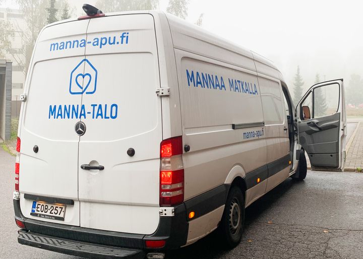 Manna-avun valkoinen pakettiauto