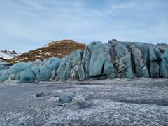 Sólheimajökull är en av Islands snabbast smältande glaciärer. Den drar sig tillbaka omkring 60 meter varje år på grund av den globala uppvärmningen.