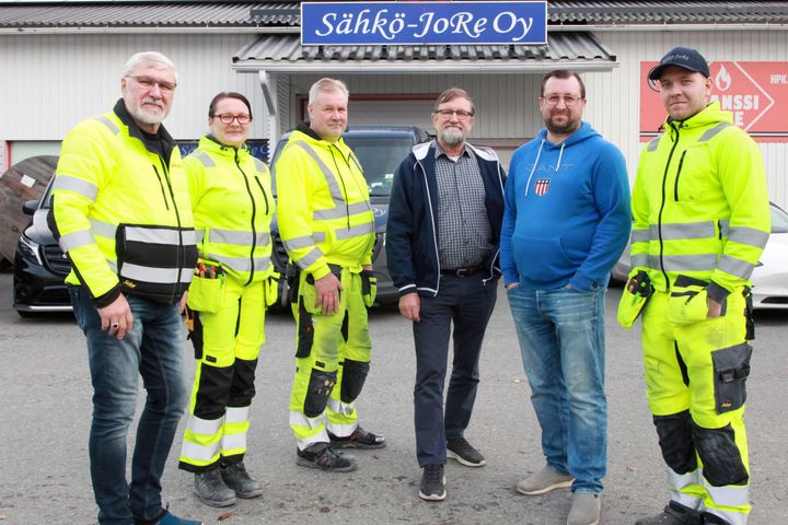 Reijo Immosella, Miia Virkillä (os. Immonen) sekä Jouni, Kari, Ari-Pekka ja Joonas Immosella on kaikilla sähköalan koulutus.