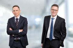 Etlan tutkimusjohtaja Antti Kauhanen (vas.) ja tutkimusneuvonantaja Petri Rouvinen replikoivat Stanfordin yliopiston tutkimuksen ja osoittavat, että tekoäly ei ole syrjäyttänyt nuoria Suomen työmarkkinoilla.