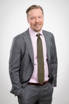 Nykyinen 51 prosentin rajavero on ainakin ylimmän prosentin osalta todennäköisesti jo verotuotot maksimoivan tason yläpuolella. Uhkana onkin, että kireä verotus aiheuttaa sellaisia käyttäytymisvaikutuksia, että valtion kokonaisverokertymä vähenee, verrattuna matalampaan verotukseen. Tämän vaikutuksen voi olettaa näkyvän pidemmän päälle erityisesti työurissa, joihin voi omilla päätöksillään merkittävästi vaikuttaa kireän verotuksen vuoksi, toteaa Etlan Tero Kuusi.