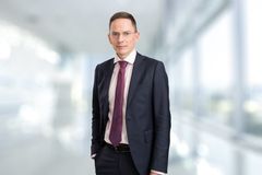 Maahanmuuton taloudelliset vaikutukset eivät ole yksiselitteisesti positiivisia tai negatiivisia. Kokonaisviesti on, että maahanmuuton taloudelliset vaikutukset määräytyvät sen perusteella, ketkä muuttavat, mutta myös sen mukaan, miten Suomi tukee heidän integroitumistaan, Etlan tutkimusjohtaja Antti Kauhanen toteaa.