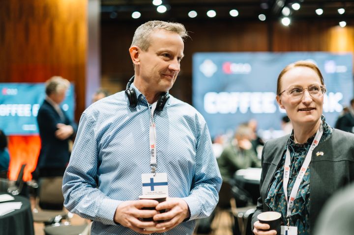 Elinkeinoelämän tutkimuslaitos oli mukana Kiovassa järjestetyssä kansainvälisessä tapahtumassa, jossa kehitettiin ja testattiin erilaisia geopoliittisten jännitteiden skenaarioita. Etlan tutkimusjohtaja Jyrki Ali-Yrkkö ja komentaja Ulla Murtomäki Maanpuolustuskorkeakoulusta olivat osa tapahtuman kolmihenkistä Suomi-tiimiä.