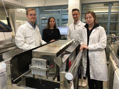 Uusia materiaaleja valmistetaan ALD-reaktorissa. Kuvassa tutkimusryhmän jäsenet vasemmalta alkaen Georgi Popov, Marianna Kemell, Alexander Weiss ja Mariia Terletskaia.