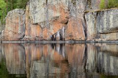 Kalliojyrkänne ja sen heijastus vedessä Lappeenrannassa.