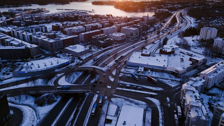 Liikenne ja risteys ilmakuvassa.