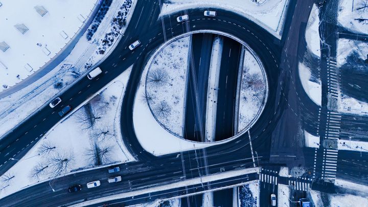 Kuvassa liikenneympyrä ylhäältä kuvattuna.