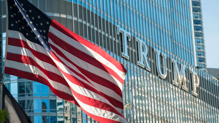 Yhdysvaltain lippu Trump-towerin edessä.