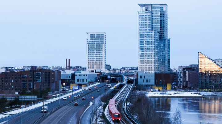 Kuva kevättalvisesta Helsingin Kalasatamasta.