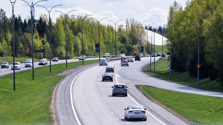 Liikennettä moottoritiellä.