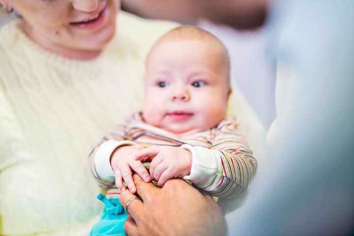 Suomi.fin Lapsen saaminen -oppaan kuvituksessa vauva ja äiti
