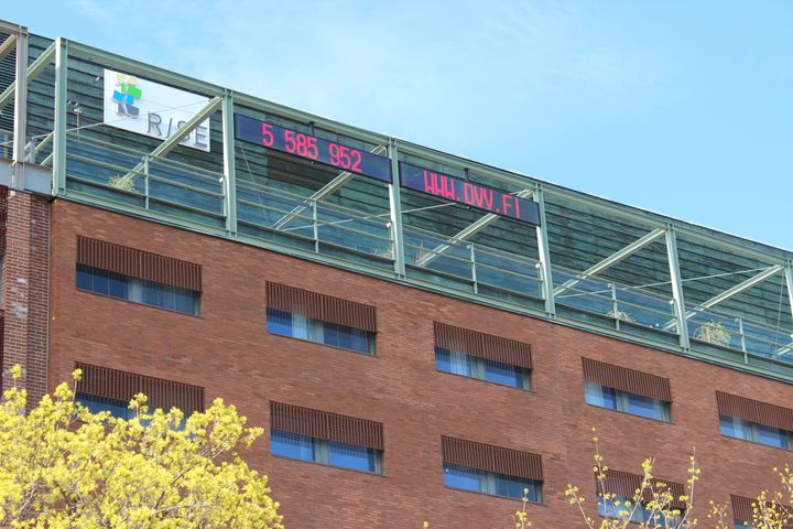 Valotaulu Digi- ja väestötietoviraston Helsingin palvelupaikan katolla.