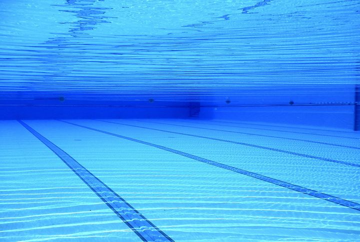 Sinisävyinen kuva uima-altaasta veden alta
