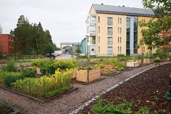 Kaupunkipuutarha ja moderni kerrostalo Taidemaalarinpuistossa, Kuninkaantammessa Helsingissä.