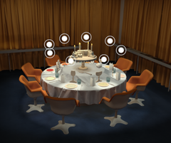 Pyöreä juhlakattaus, jossa on kynttilöitä, valkoisia lautasia ja oransseja tuoleja.