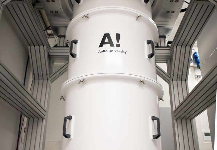 Valokuva Aalto-yliopiston laboratoriolaitteesta, jossa on logo ja kantokahvat.