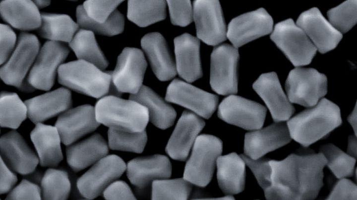 Nanomittakaavan katalyyttihiukkasia mikroskoopin kautta.