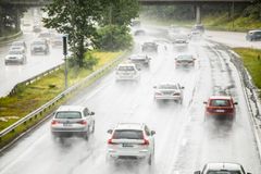 Rauhallisen asenteen ja hyväkuntoisten renkaiden ohessa sateisessa juhannusliikenteessä tärkeä turvallisuustekijä ovat riittävät turvavälit.