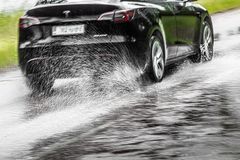 Renkailta tarvitaan hyvää kuntoa erityisesti syksyn märillä keleillä. Jos urat eivät ole riittävän syvät, vesi ei pääse poistumaan renkan ja tienpinnan välistä, jolloin vesiliirron riski kasvaa.