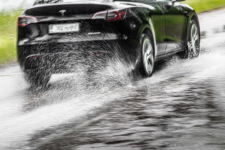 Renkailta tarvitaan hyvää kuntoa erityisesti syksyn märillä keleillä. Jos urat eivät ole riittävän syvät, vesi ei pääse poistumaan renkan ja tienpinnan välistä, jolloin vesiliirron riski kasvaa.