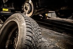 Hyväkuntoiset talvirenkaat ovat auton tärkein turvavaruste. Kun talvirenkaat vaihdetaan alle, urasyvyyttä on hyvä olla niin paljon, että renkaat pysyvät turvallisena kevääseen asti.