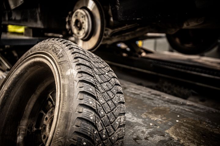 Hyväkuntoiset talvirenkaat ovat auton tärkein turvavaruste. Kun talvirenkaat vaihdetaan alle, urasyvyyttä on hyvä olla niin paljon, että renkaat pysyvät turvallisena kevääseen asti.