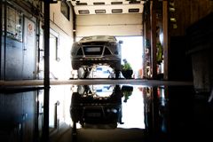 Renkaat on valittava vuodenajan mukaan, eikä kitkarenkailla ole syytä ajaa kesällä, Teija Vekka-Pirhonen muistuttaa.