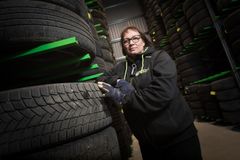 Renkaat on valittava vuodenajan mukaan, eikä kitkarenkailla ole syytä ajaa kesällä, Teija Vekka-Pirhonen muistuttaa.