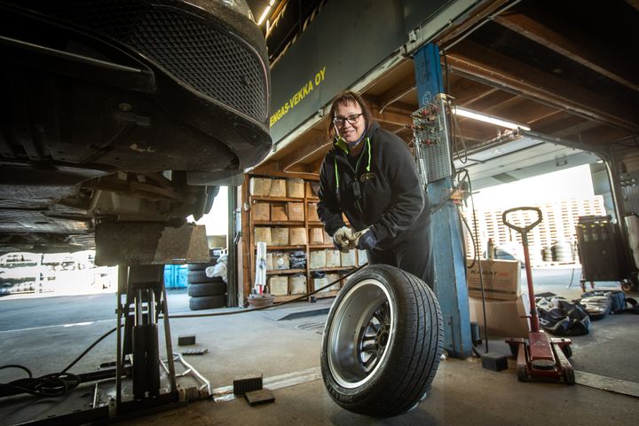 Renkaat on valittava vuodenajan mukaan, eikä kitkarenkailla ole syytä ajaa kesällä, Teija Vekka-Pirhonen muistuttaa.