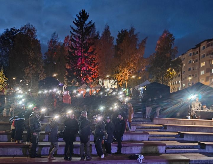 Suomessa on vuodesta 2002 alkaen vietetty YK:n köyhyyden ja syrjäytymisen vastaista päivää Asunnottomien yön merkeissä. Kuvassa Asunnottomien yön viettoa Jyväskylässä 17.10.2023.