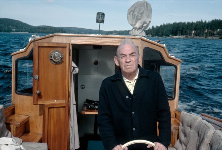 Alvar Aalto (1898–1976) ohjaa Nemo propheta in patria -venettään.