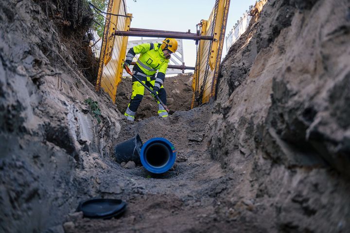 Pääkaupunkiseudun vesihuoltoverkostoa kannattaa kunnostaa ajoissa ja suunnitelmallisesti, koska huonokuntoisena se on altis häiriöille ja voi aiheuttaa ympäristöhaittoja. Jos vesijohdot ja viemärit jätetään kunnostamatta, riski yllättäville vesikatkoille ja kiinteistötulville kasvaa merkittävästi. Kuva: HSY/Roope Permanto.