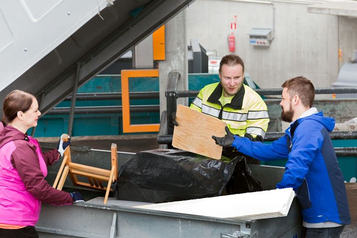 Sortti-aseman lajitteluneuvoja opastaa asiakkaita lajittelussa.