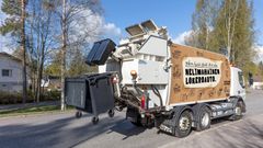 Monilokeroastiaan lajiteltuja pakkausjätteitä tyhjennetään nelikammioiseen jäteautoon.