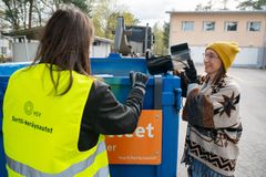 Sortti‑keräysautoilla asiointi on helppoa ja sujuvaa, kun jätteet on lajiteltu etukäteen. Tarvittaessa HSY:n henkilökunta opastaa ja auttaa lajittelussa paikan päällä. Kuva: Roope Permanto / HSY