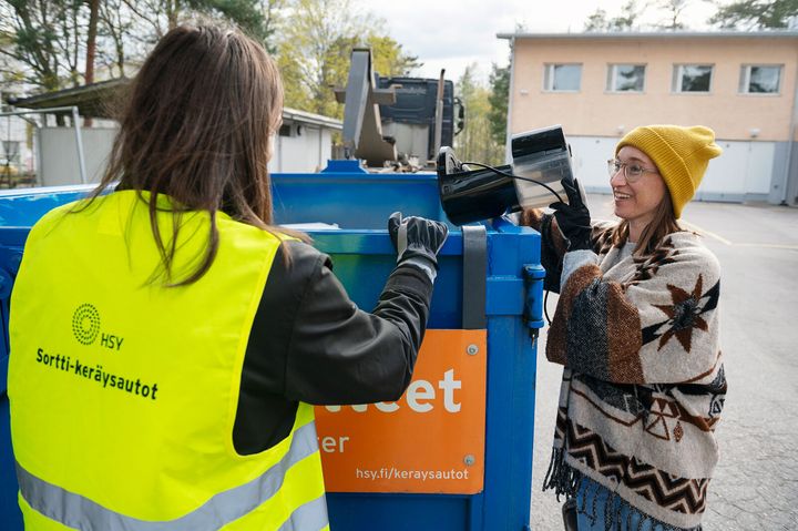 Sortti‑keräysautoilla asiointi on helppoa ja sujuvaa, kun jätteet on lajiteltu etukäteen. Tarvittaessa HSY:n henkilökunta opastaa ja auttaa lajittelussa paikan päällä. Kuva: Roope Permanto / HSY
