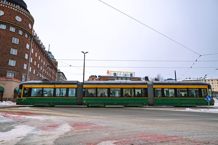 Raitiovaunu kulkee Hakaniemessä.