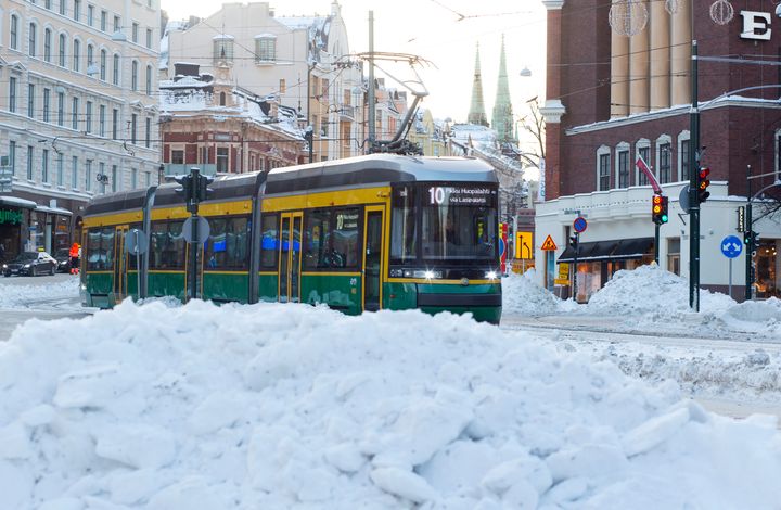 Raitiovaunu 10 Helsingin Erottajalla lumisessa maisemassa