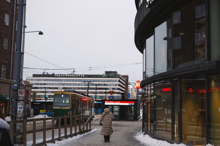 Kuvassa Hakaniemen metroaseman sisäänkäynti, raitiovaunu ja Kallion virastotalon pysäkki Siltasaarenkadulla