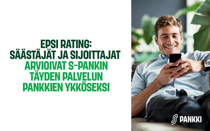 Mies katsoo puhelinta ja hymyilee. Tekstissä sanotaan, että EPSI Rating -tutkimuksessa säästäjät ja sijoittajat arvioivat S-Pankin täyden palvelun pankkien ykköseksi.