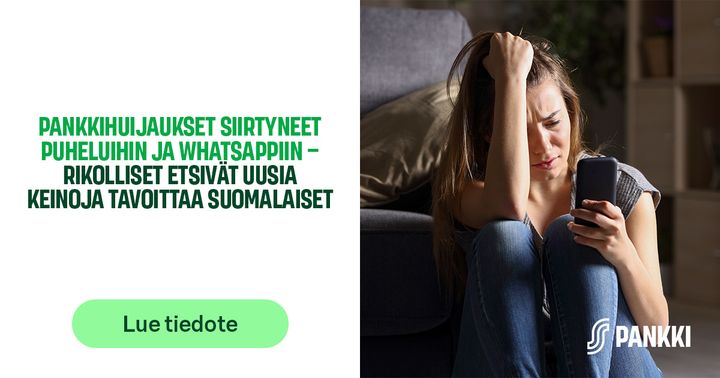 Nainen istuu sohvalla ahdistuneena, pitelee älypuhelinta. Taustalla teksti pankkihuijauksista.