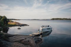 Suuria lasikuituveneitä poistuu käytöstä vielä vähemmän kuin pienveneitä. Suomen suosituimpiin moottorivenemerkkeihin kuuluvan Yamarinin eri malleja on valmistettu vuodesta 1972 lähtien yhteensä yli 100 000 kappaletta ja niistä lähes kaikki ovat yhä käytössä.