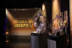 Eurojackpot-studion sisustus Helsingin Pasilassa, jossa on arvontakoneet ja logo.