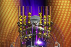 Kuva loton arvontakoneesta, jossa on useita keltaisia, numeroituja palloja.