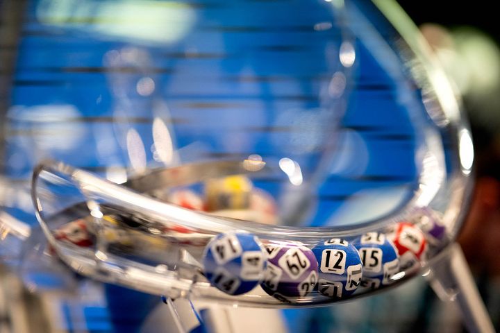 Vikingloton värikkäitä palloja läpinäkyvässä putkessa