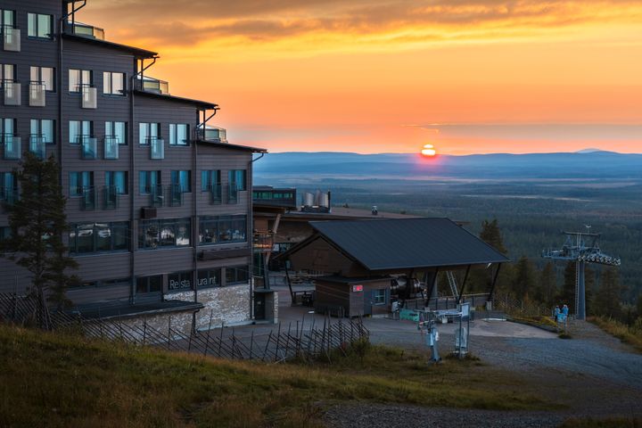 Matkailu edelleen kirittää palvelu- ja kaupan alojen näkymät positiivisiksi, vaikka odotukset ovat tasoittuneet.