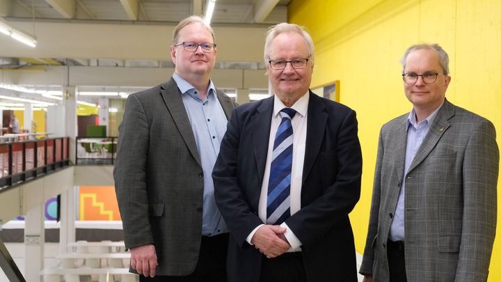 Professorit Aarno Pärssinen ja Markku Juntti keskellään tuore kunniatohtori Veijo Kontas.
