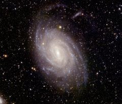 Kuva 2: Euclidin kuva galaksista NGC 6744, joka sijaitsee 30 miljoonan valovuoden päässä. NGC 6744:n kaltaisissa spiraaligalakseissa syntyy suurin osa maailmankaikkeudessa tällä hetkellä syntyvistä tähdistä. Huolimatta siitä, että kyseistä galaksia on tutkittu jo vuosikymmeniä, Euclidin kuvat paljastivat sen vierestä aiemmin havaitsematta jääneen kääpiögalaksin. Kuva: ESA/Euclid/Euclid Consortium/NASA, image processing by J.-C. Cuillandre (CEA Paris-Saclay), G. Anselmi; CC BY-SA 3.0 IGO or ESA Standard Licence.