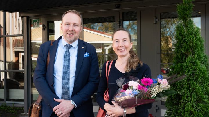 Oulun yliopiston Kerttu Saalasti Instituutin johtaja Matti Muhos ja Kerttu Saalasti -palkinnon saanut Mikro- ja yksinyrittäjät ry MYRY:n puheenjohtaja Liisa Hanén.