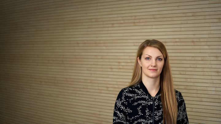 Yhdenvertaisuusasiantuntija Taina Cooke tietää, että työ tasa-arvokysymysten parissa on pitkäjänteistä, mutta palkitsevaa.